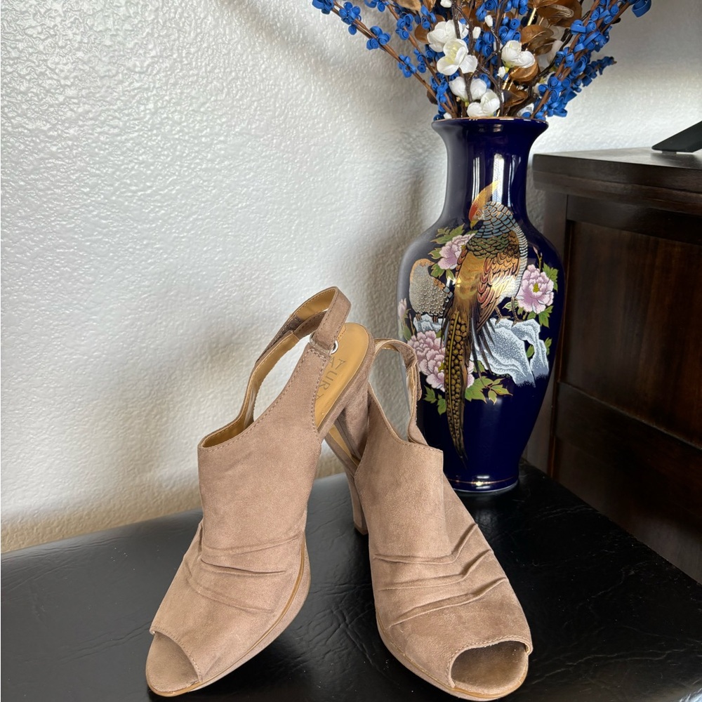 Naturalizer Women’s Faux Suede Size 8 1/2